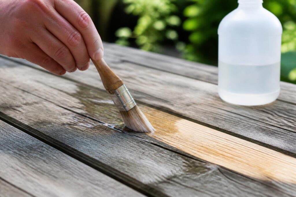 découvrez comment utiliser l'acide oxalique pour raviver le bois extérieur en toute sécurité : conseils sur le dosage, les méthodes d'application et les précautions à prendre pour un résultat optimal.
