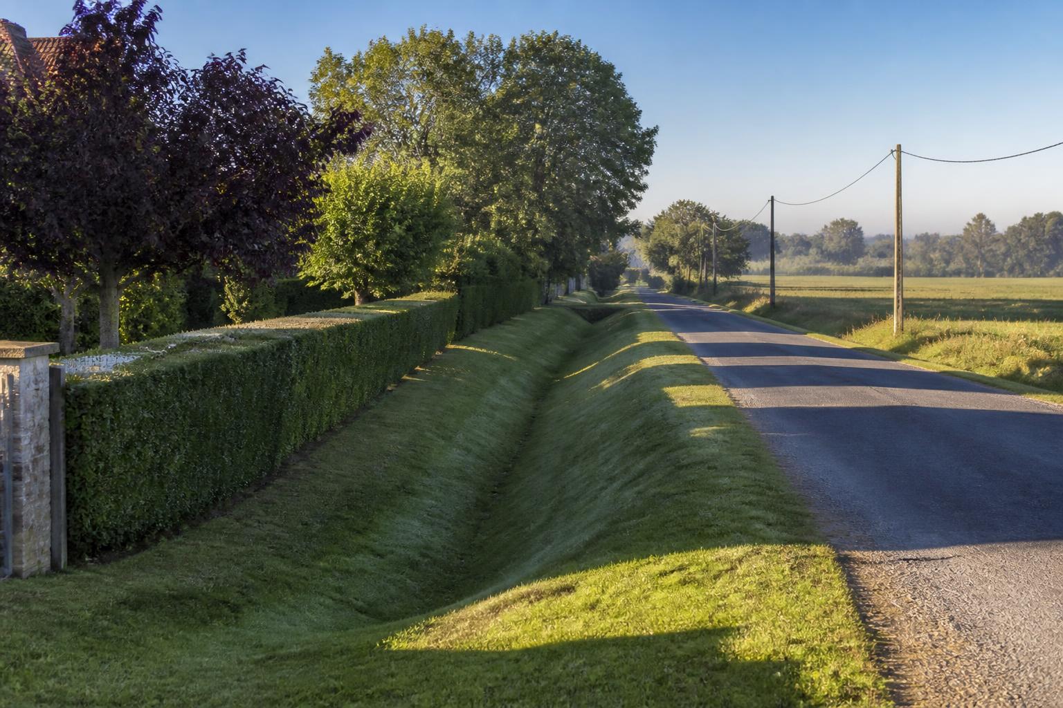 découvrez qui est responsable de l'entretien du fossé situé entre une propriété privée et une route communale, et quelles obligations légales s'appliquent.