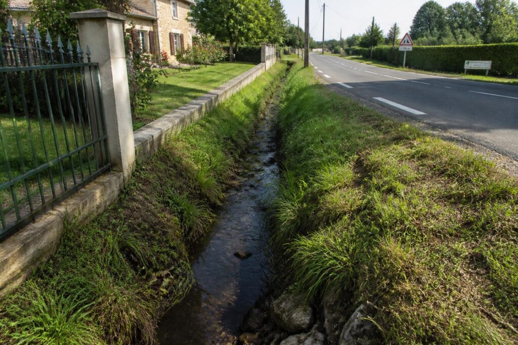 découvrez qui est responsable de l'entretien du fossé entre une propriété privée et une route communale, les obligations légales et les bonnes pratiques à suivre.