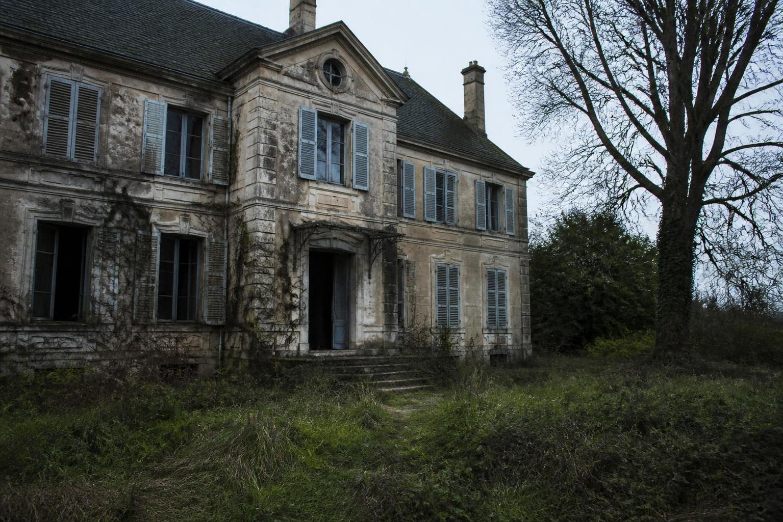 découvrez les solutions pour contourner les obstacles posés par un héritier lors de la vente de la maison familiale et assurer une transaction sereine.