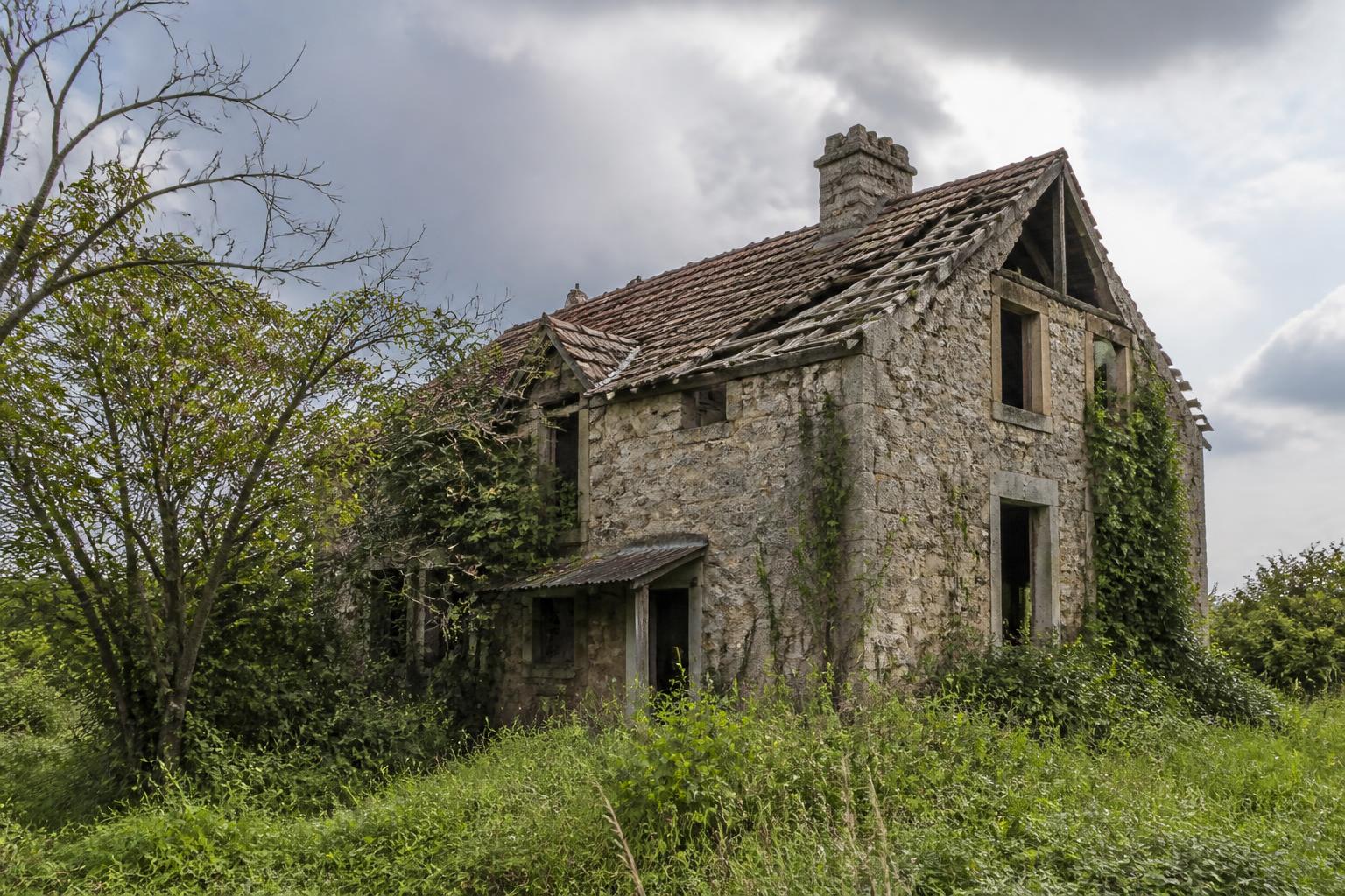 découvrez comment trouver une maison abandonnée à donner, les démarches à suivre et les travaux essentiels à prévoir pour la rénover efficacement.