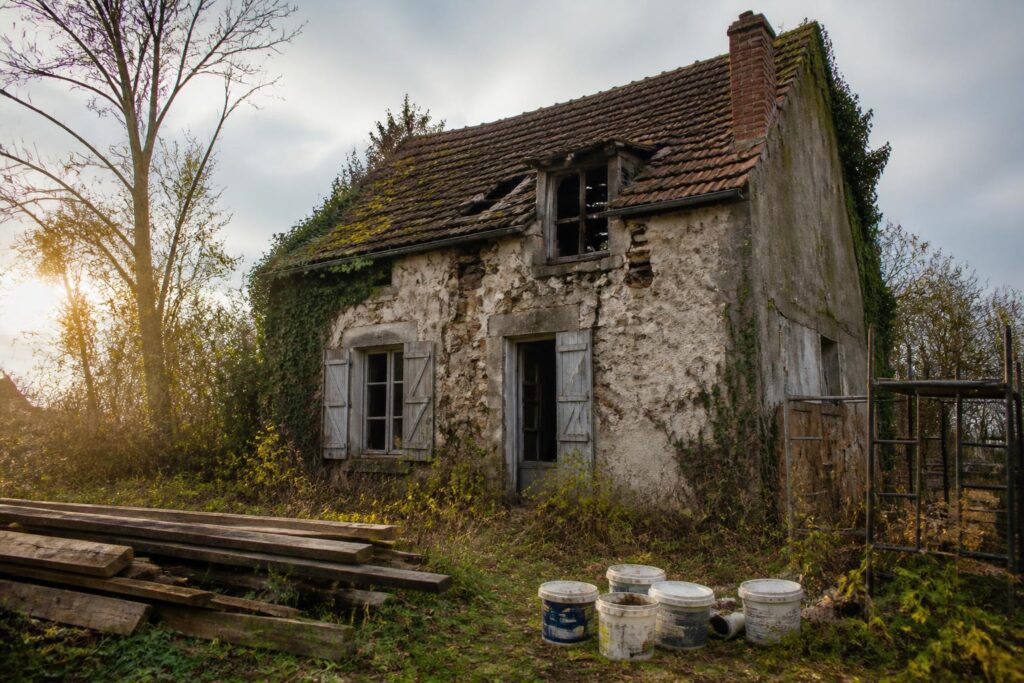 découvrez comment trouver une maison abandonnée à donner et quels travaux prévoir pour la rénover. guide pratique pour réussir votre projet immobilier à moindre coût.