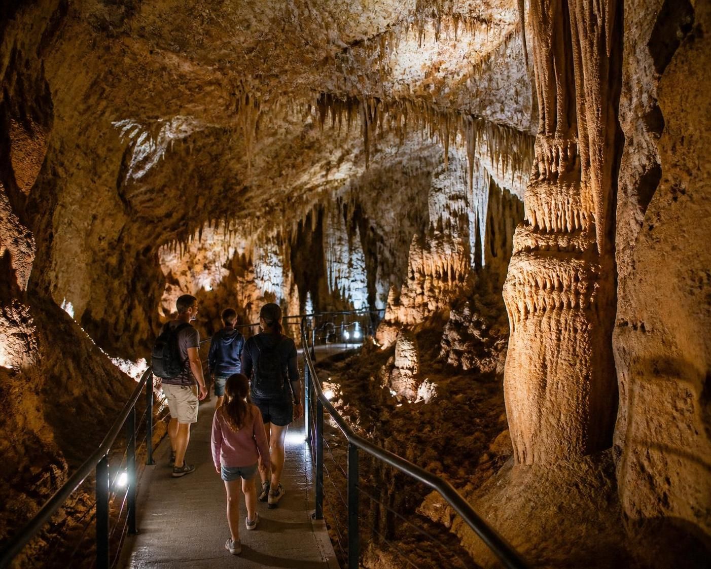 face à la canicule, explorez 5 grottes françaises où la température stable entre 10 et 16 °c vous garantit un refuge frais et agréable.