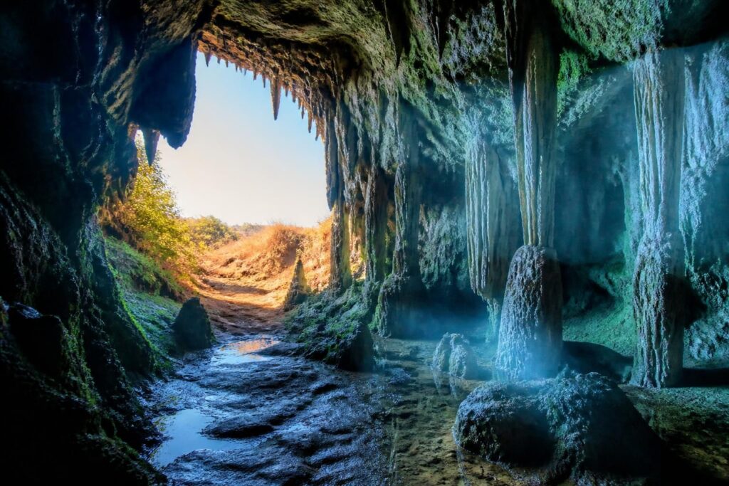 découvrez 5 grottes françaises où la fraîcheur naturelle entre 10 et 16 °c vous protège de la canicule, offrant un refuge idéal pour se rafraîchir et profiter d'un cadre unique.