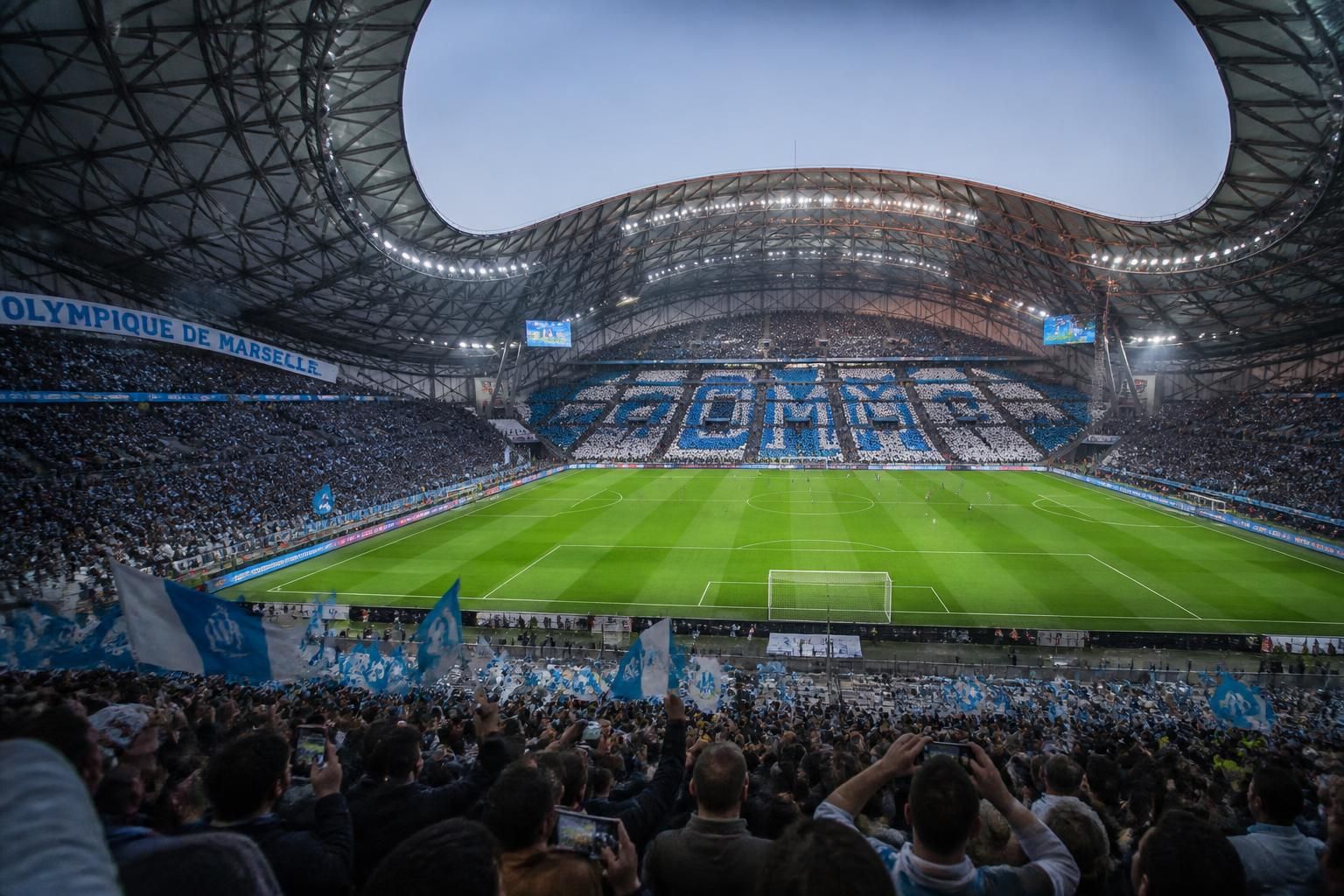 passionné de football ? explorez ces 7 stades français incontournables qui offrent bien plus que des matchs, entre émotions, histoire et ambiance unique.