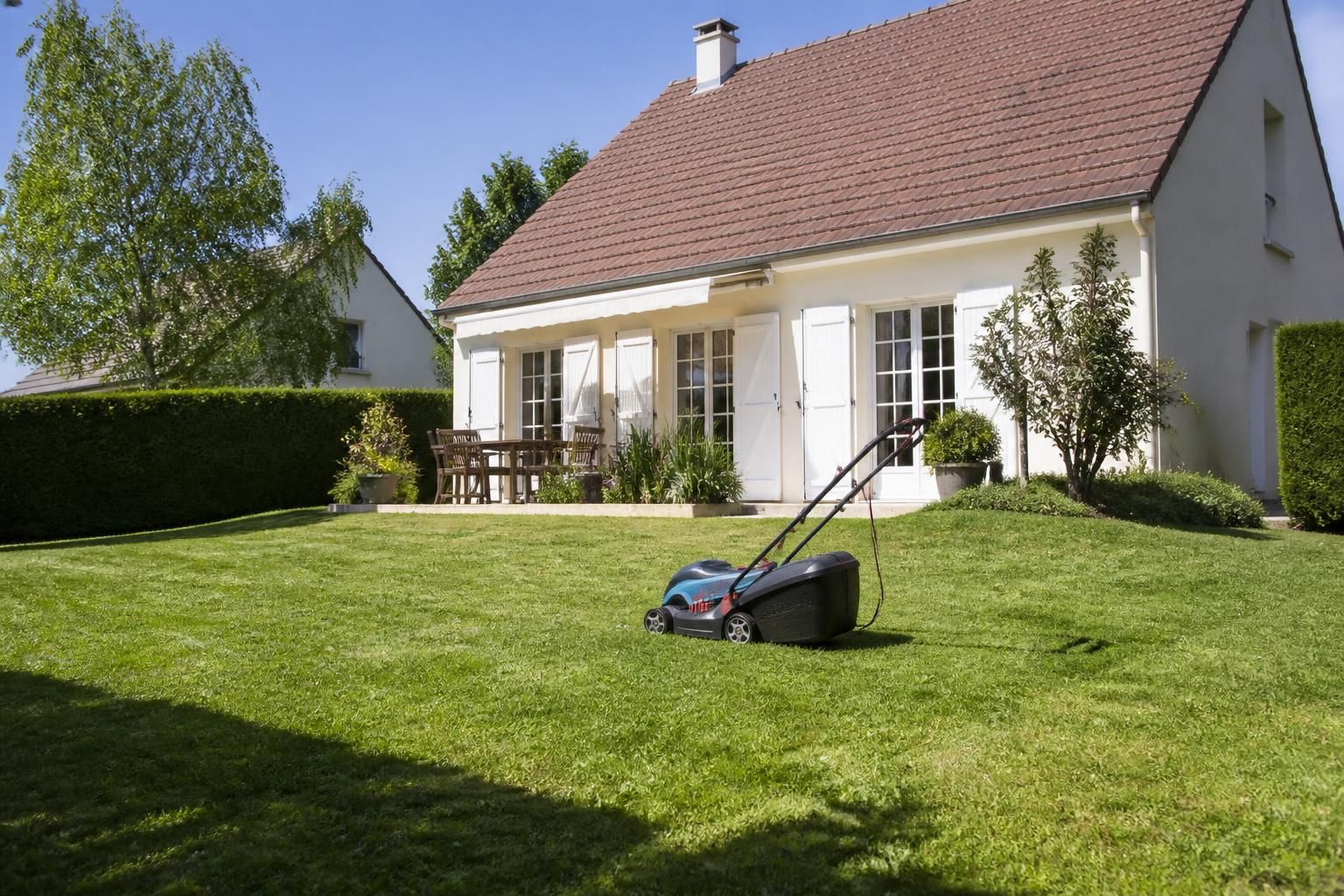 Tondre sa pelouse le dimanche : quelles sont les règles légales à connaître ? 2 découvrez les règles légales à respecter pour tondre votre pelouse le dimanche sans gêner vos voisins ni enfreindre la loi.