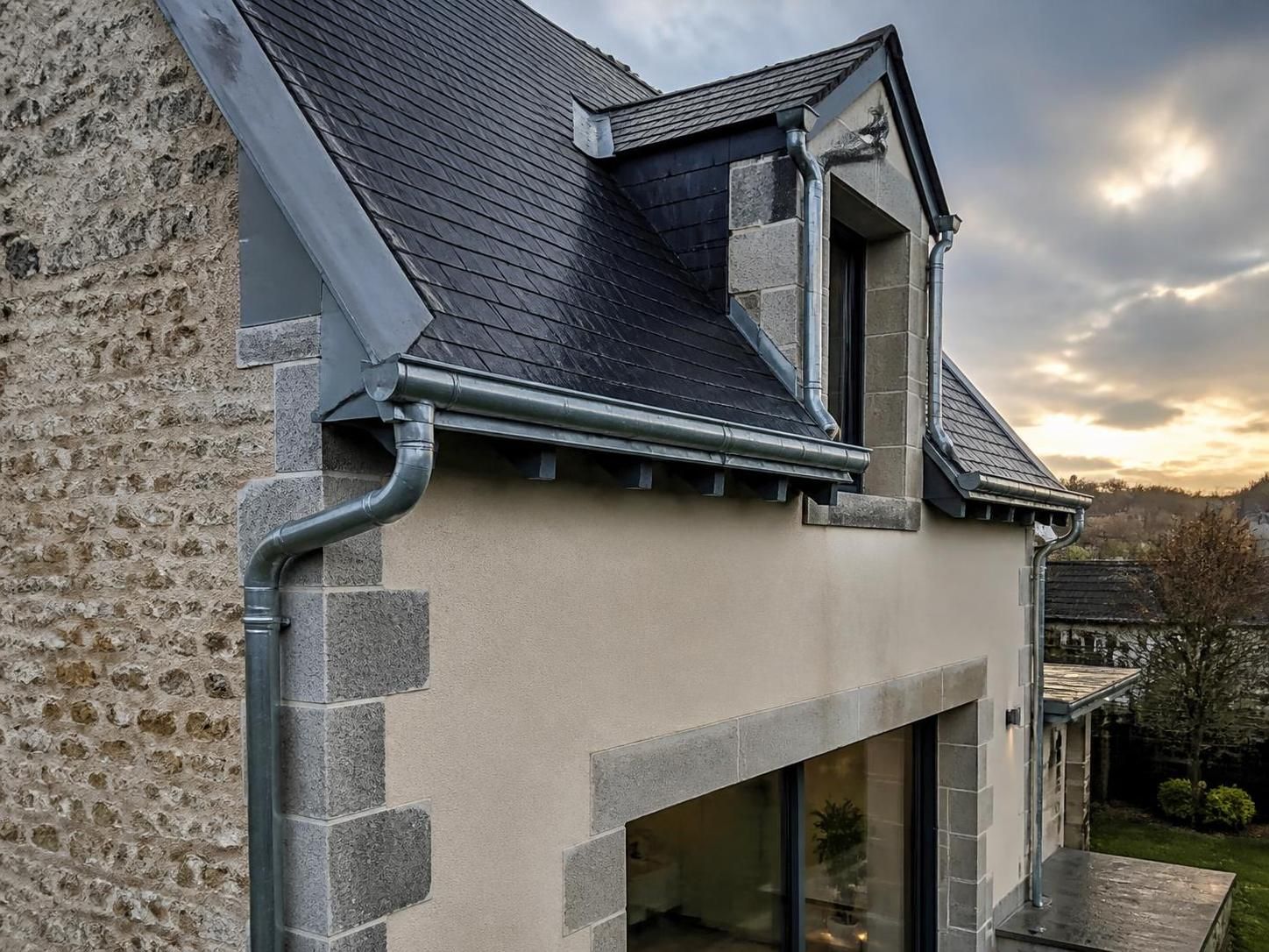 découvrez le budget complet pour l’évacuation des eaux pluviales avec des gouttières en zinc, incluant le coût des matériaux et de l'installation professionnelle.