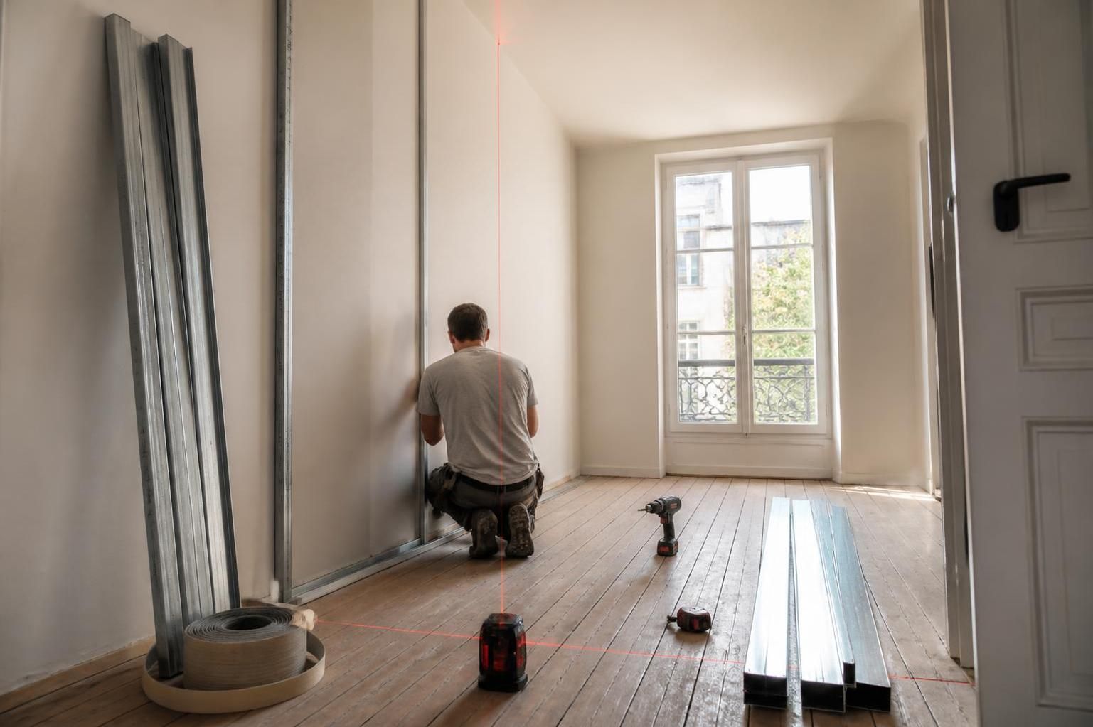 découvrez notre guide pratique pour poser un rail placo sur mur et plafond et obtenir un alignement parfait. astuces et conseils détaillés pour réussir vos travaux de rénovation.