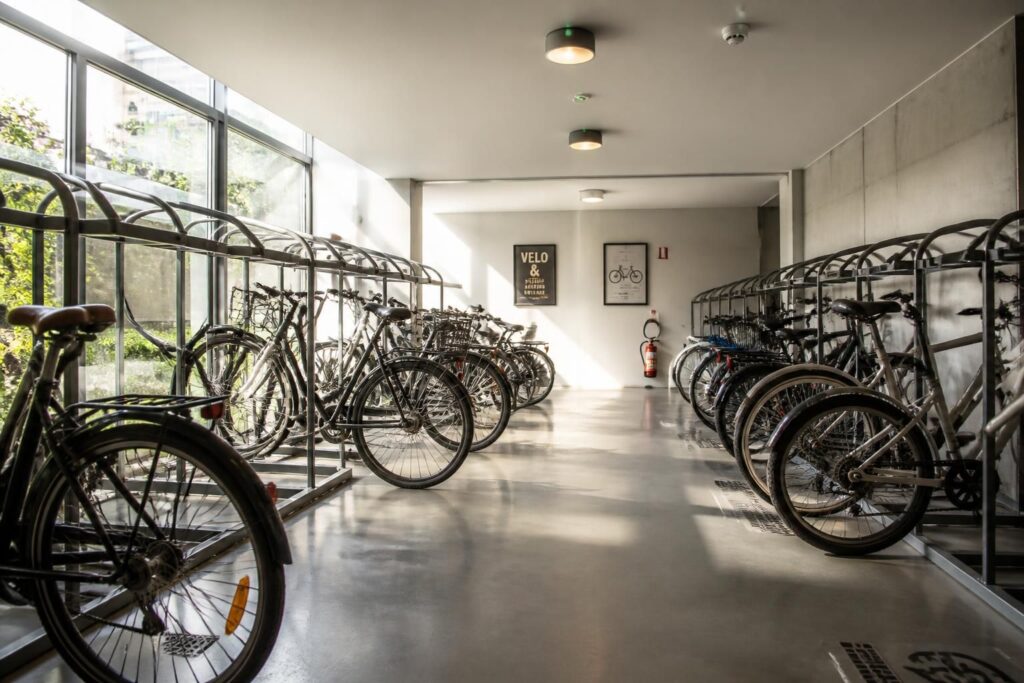 découvrez les obligations légales concernant les locaux à vélos en copropriété et comment aménager votre immeuble pour répondre aux exigences en vigueur.
