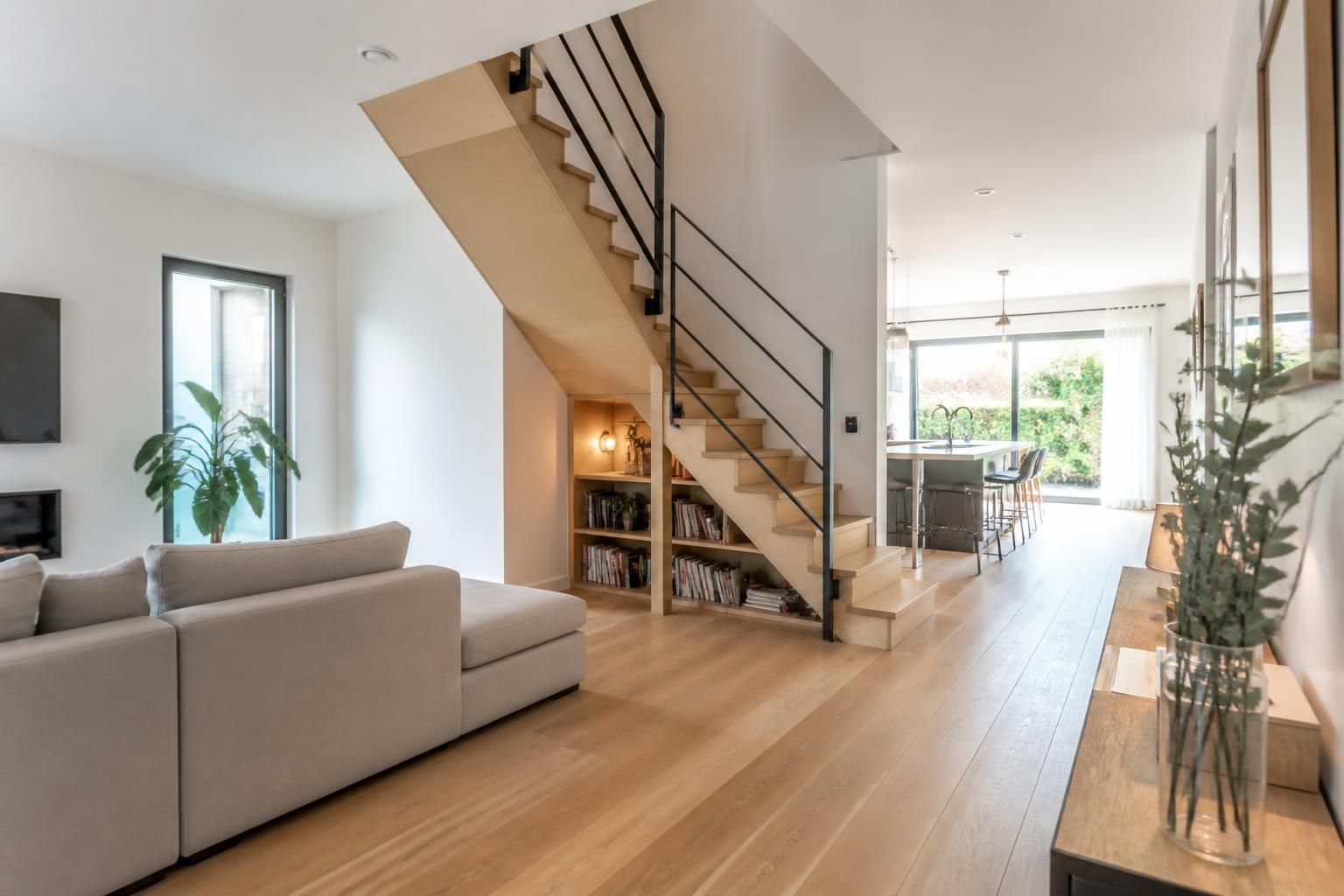 découvrez comment aménager un escalier central dans votre salon de manière optimale, alliant esthétisme et fonctionnalité, sans gêner la circulation.