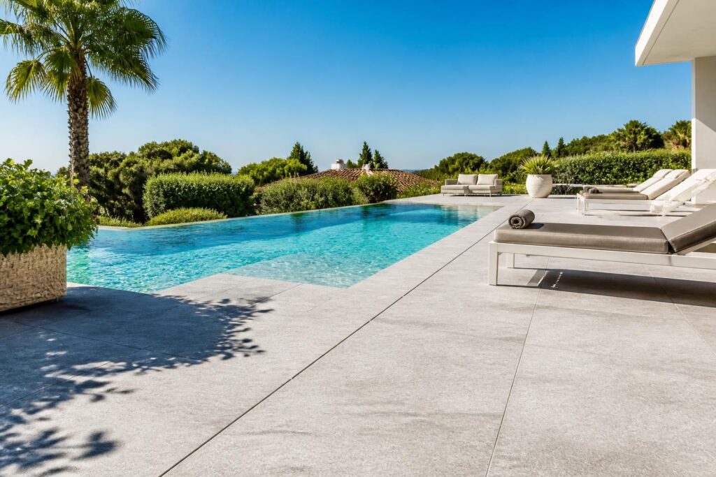 découvrez notre guide complet sur les carreaux antidérapants pour sécuriser votre plage de piscine, avec conseils, tarifs et normes indispensables à respecter pour prévenir les accidents.