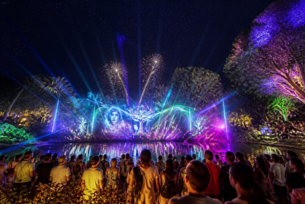 découvrez les spectacles son et lumière incontournables pour sublimer vos soirées estivales et émerveiller petits et grands avec des expériences visuelles et sonores uniques.