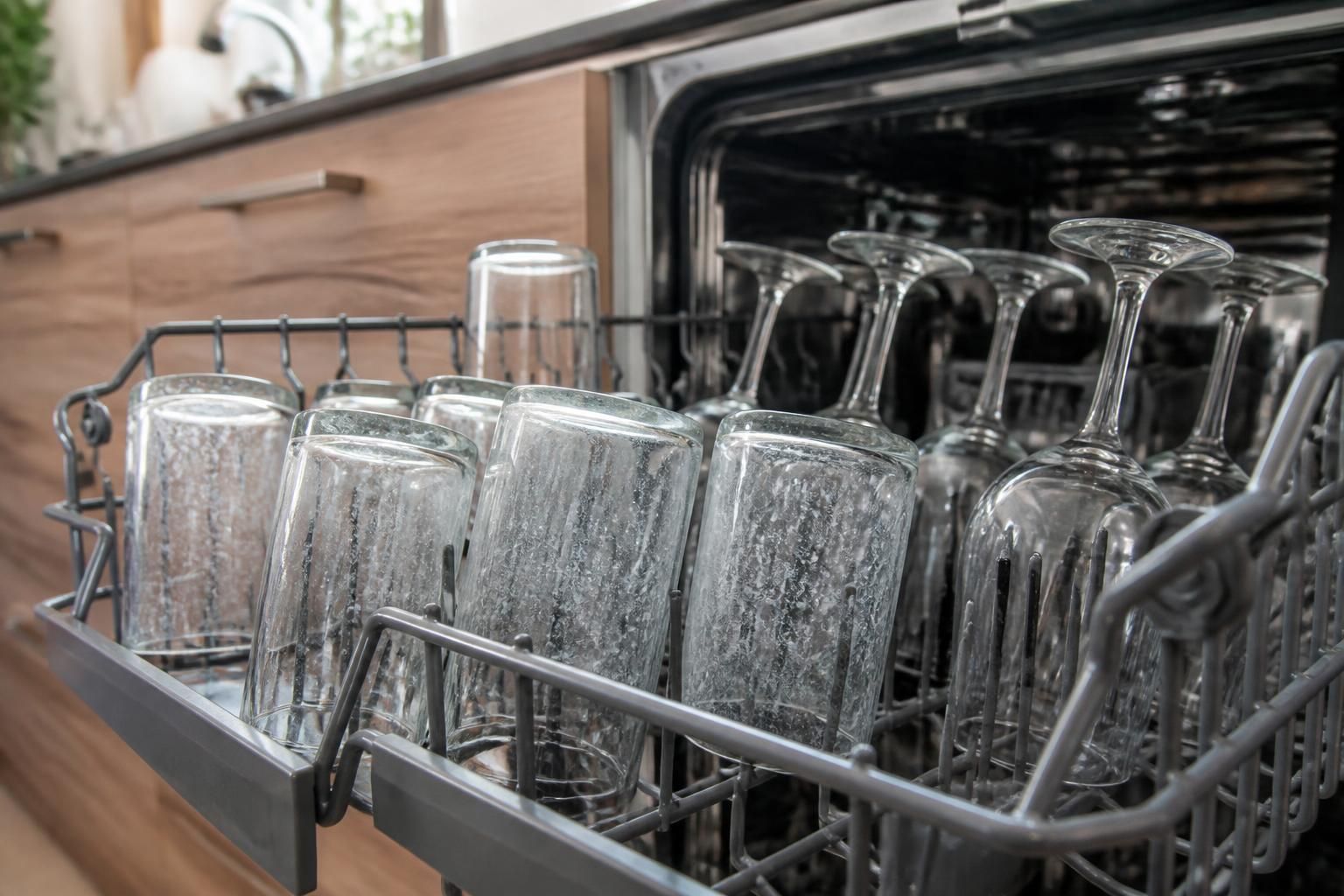 Verres ternes après lavage : calcaire, dosage ou usure, découvrez les causes et solutions 2 découvrez pourquoi vos verres apparaissent ternes après le lavage, avec des explications sur le calcaire, le dosage des produits et l'usure, ainsi que des solutions efficaces pour les rendre éclatants.